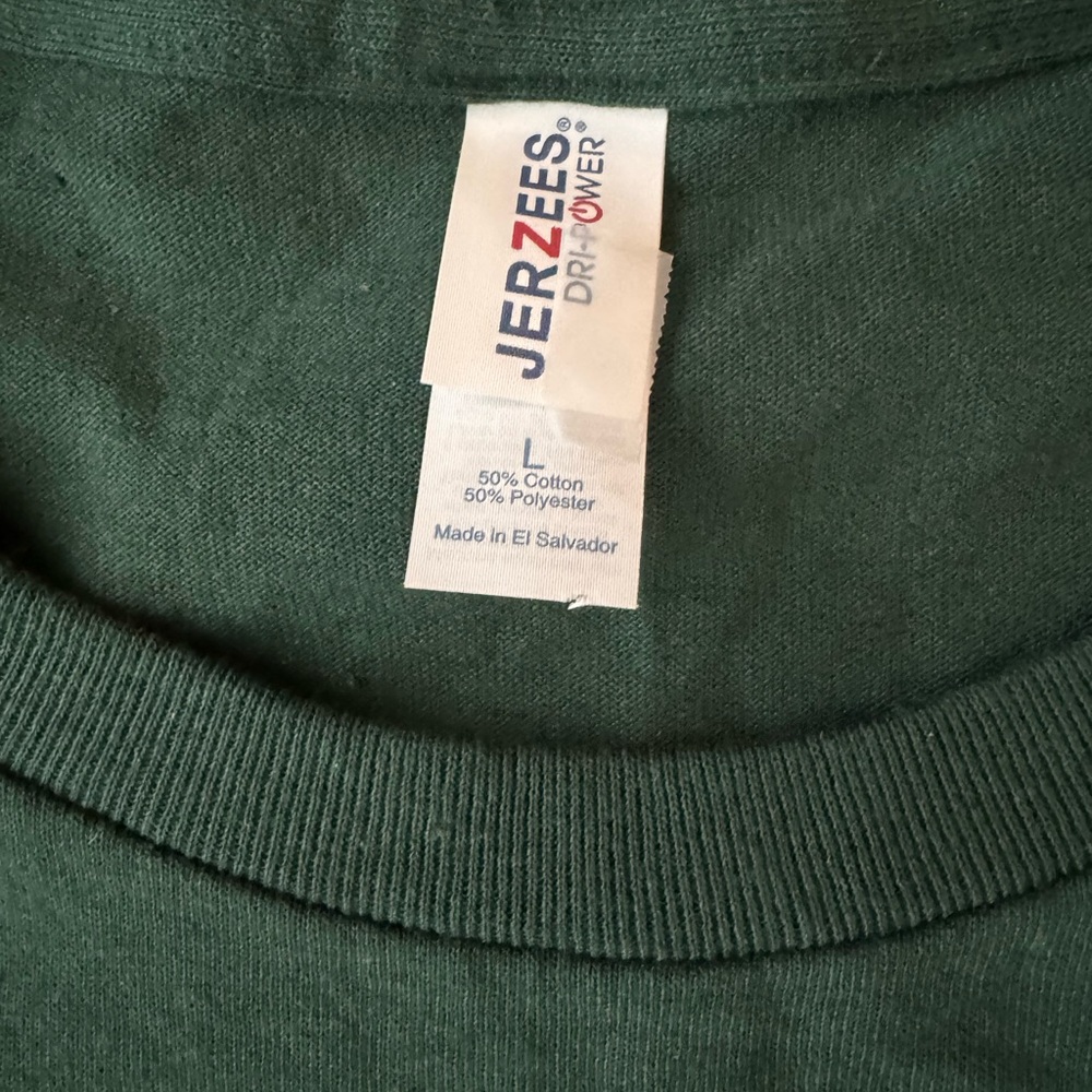 🔵 3/ $15 - Green Short Sleeve T-Shirt Terina on front & back in gold Size Large - Picture 4 of 5